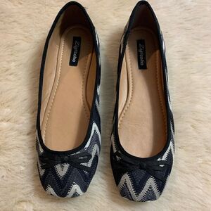Zigi Soho Pointe Patterned Flats in Navy and Gray size 7